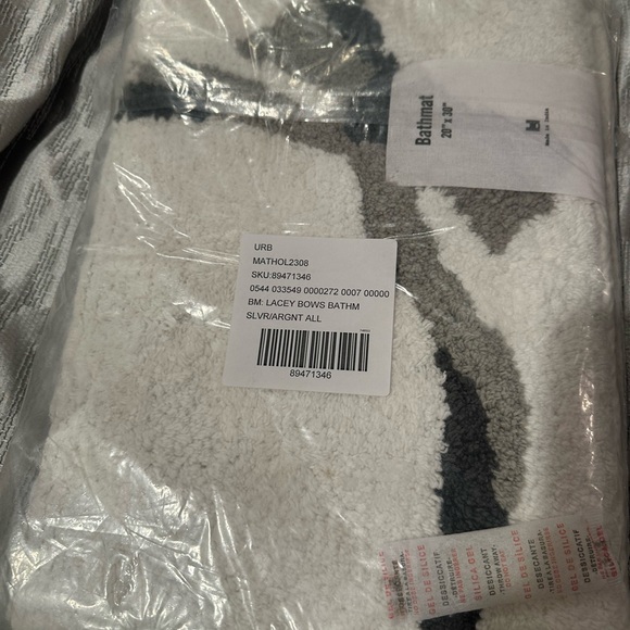 urban outfitters Lacey bows gray and white bathmat new in package - Picture 3 of 3